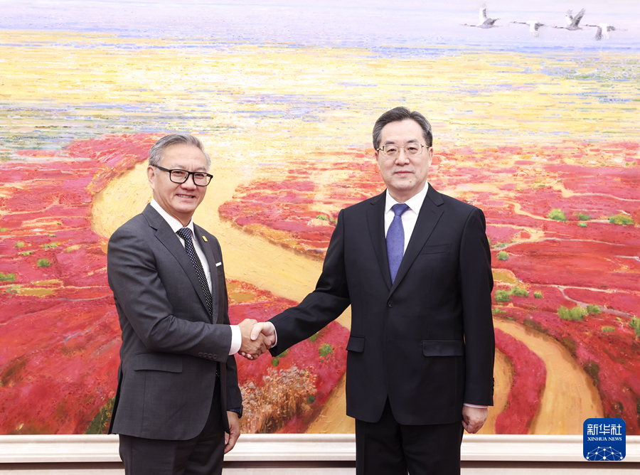 丁薛祥会见老挝外长通沙万