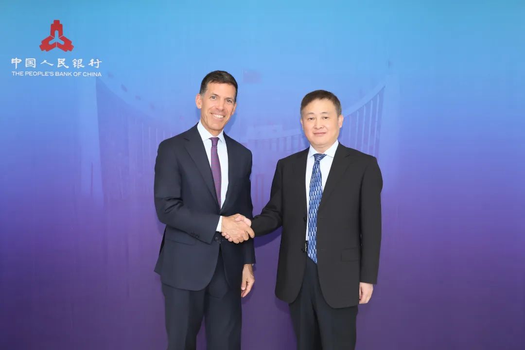【双语】中国人民银行行长潘功胜会见高盛集团总裁兼首席运营官温泽恩