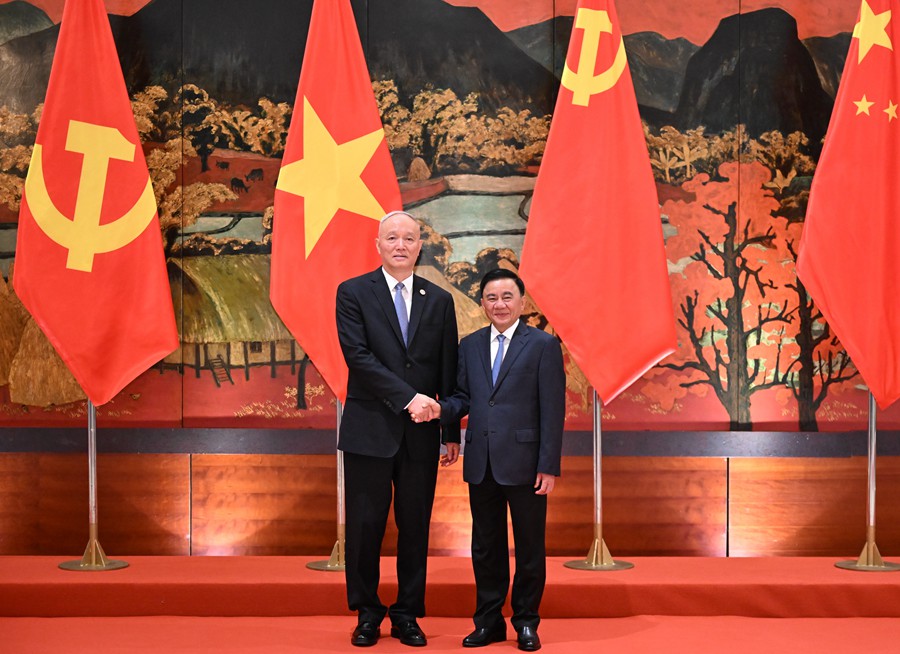 蔡奇同越共中央政治局委员、中央书记处常务书记陈锦绣举行会谈